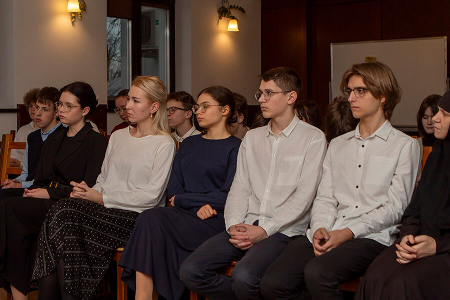 молодежь на встрече с писателем