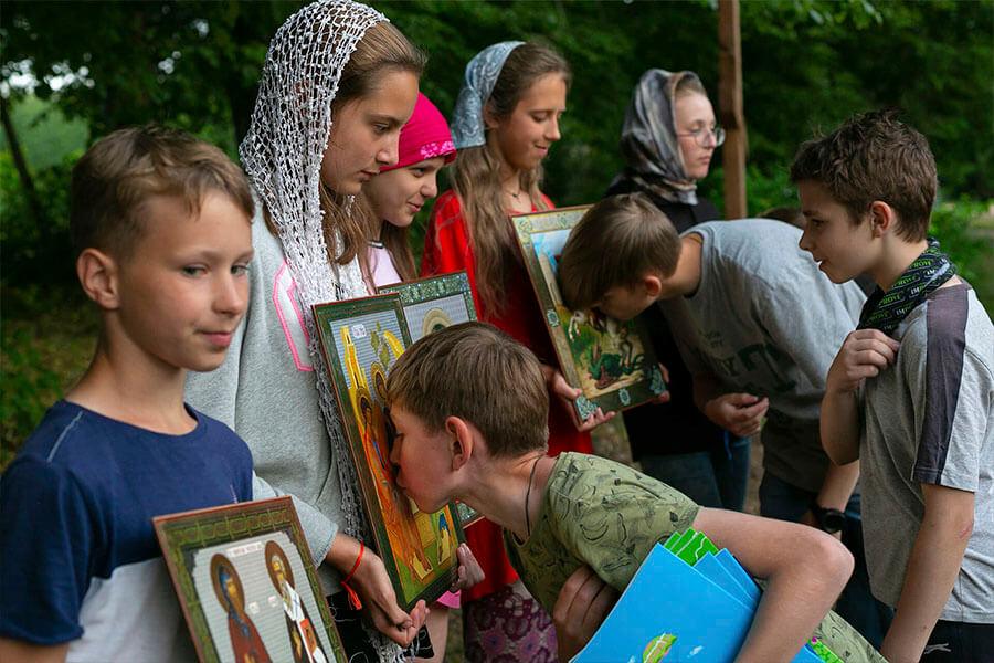 ребята целуют иконы