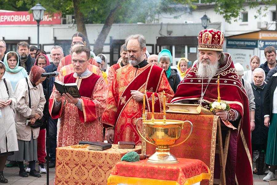 священники в красном облачении