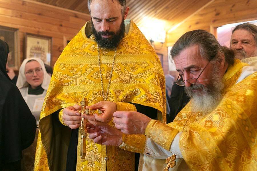 священнкии в желтом облачении