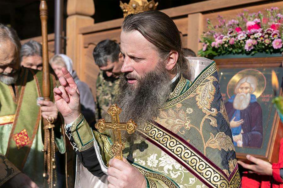 священники в голубом облачении