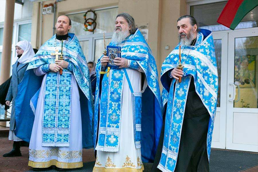 священник в зеленом облачении