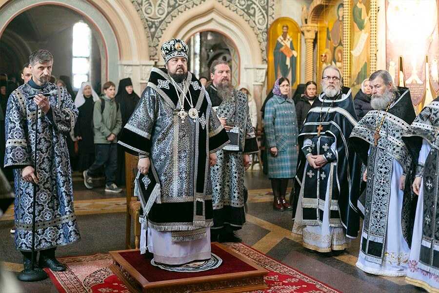 священники в черном облачении