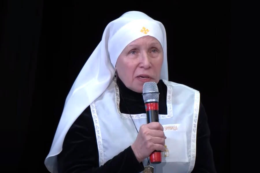 Старшая сестра Зинаида Лобосова 