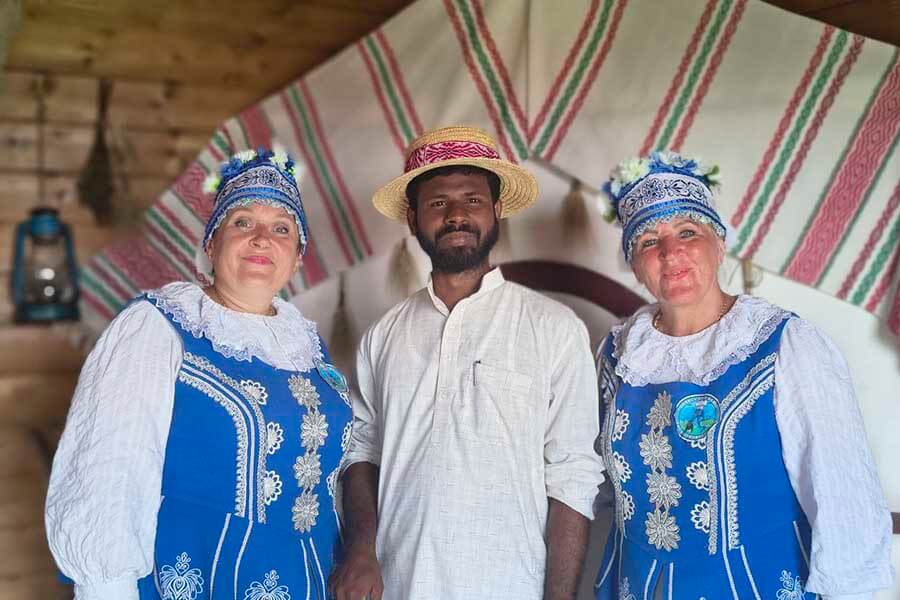 женщины в национальных костюмах и индус