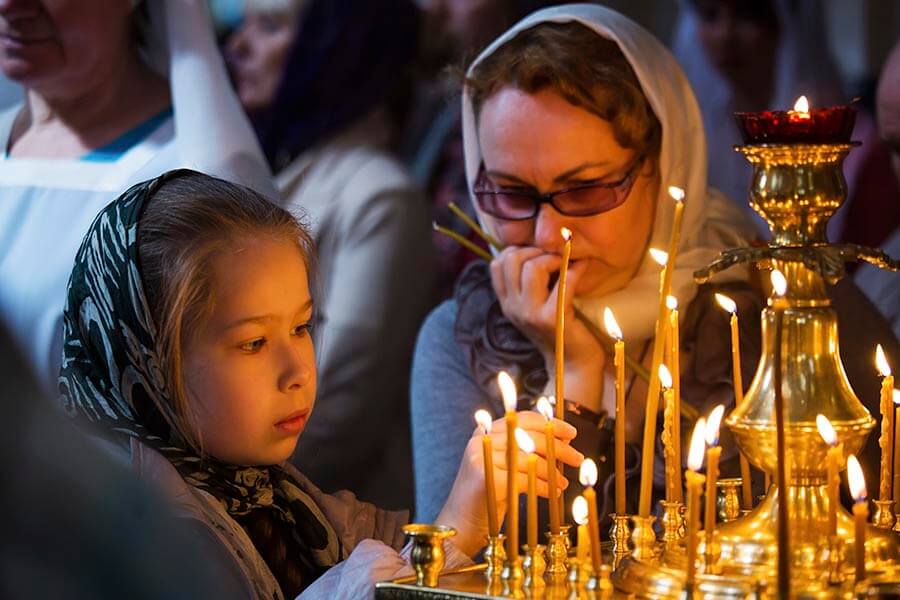 свечив храме