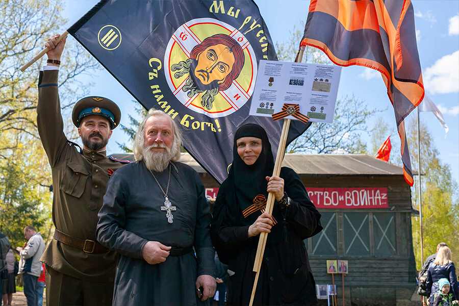 священник