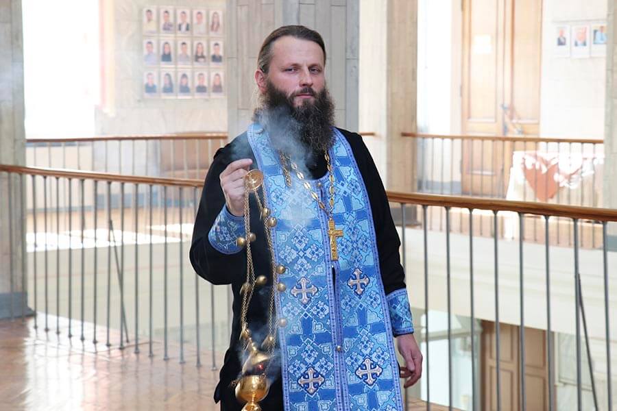 священник свято-елисаветинского монастыря