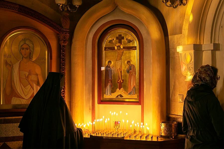 свечи на подсвечнике