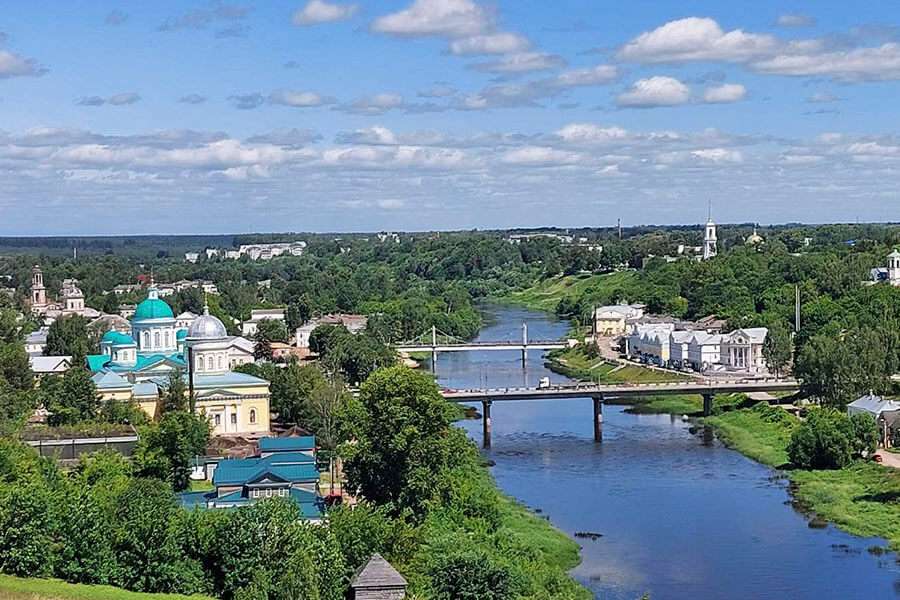 монастырь у реки 