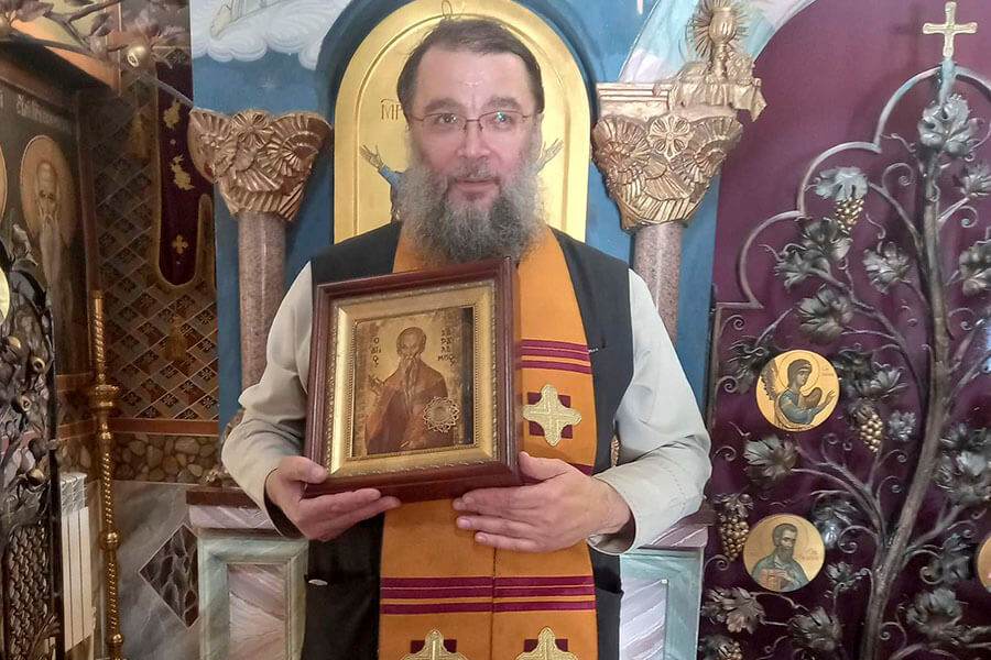 священник