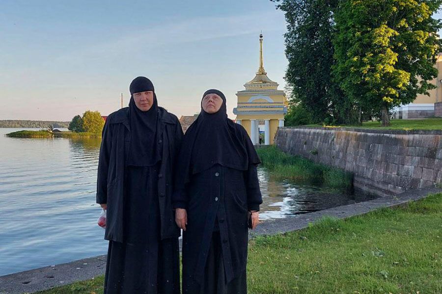 две монахини