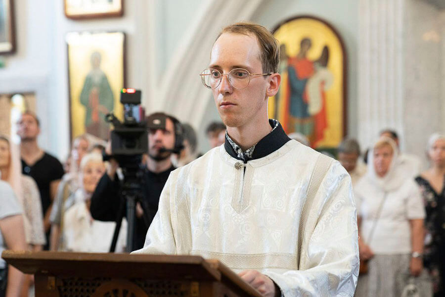 чтец в церкви