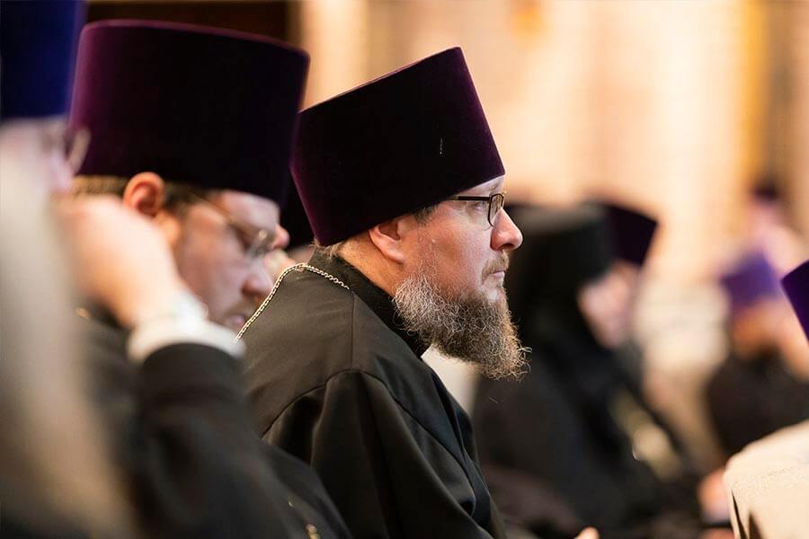 священник в камилавке