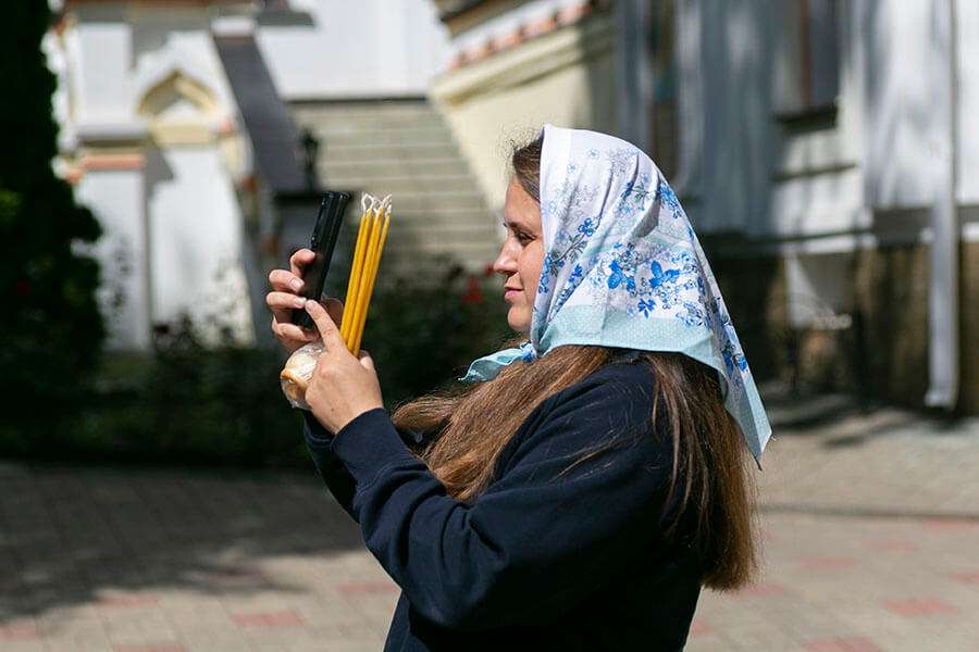 девушка в платке