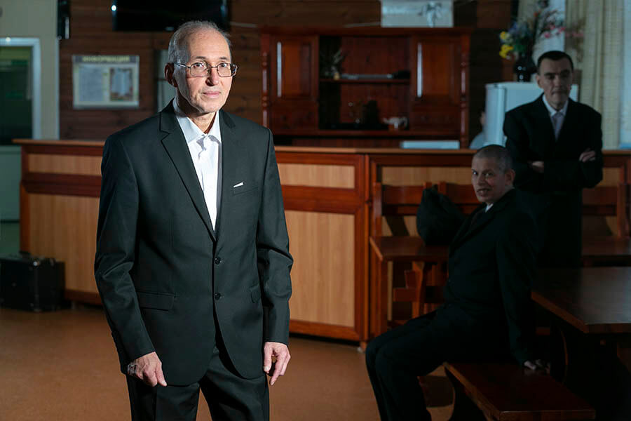 музыканты в костюмах