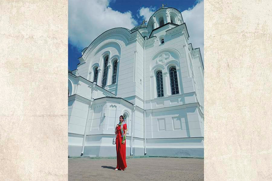 на фоне храма