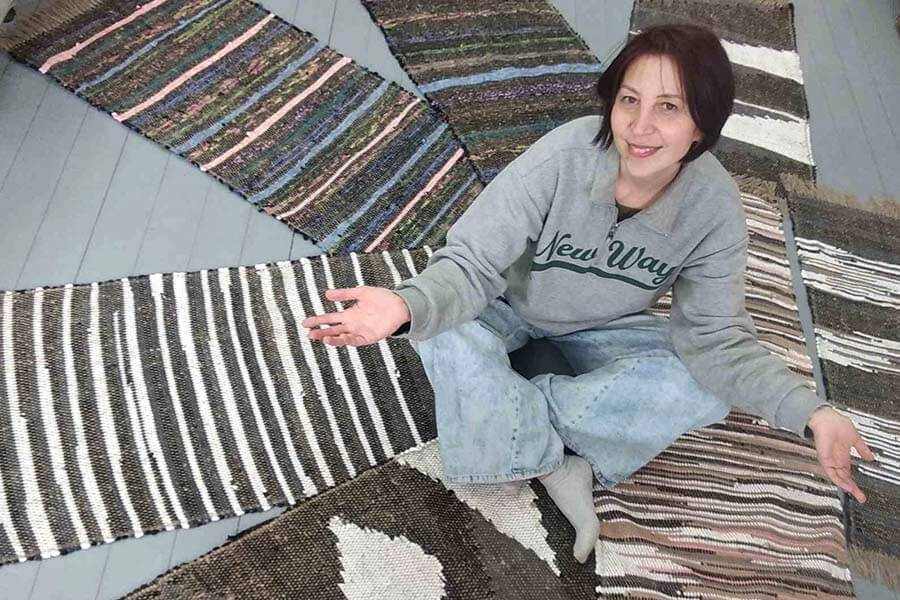 сидя на полу