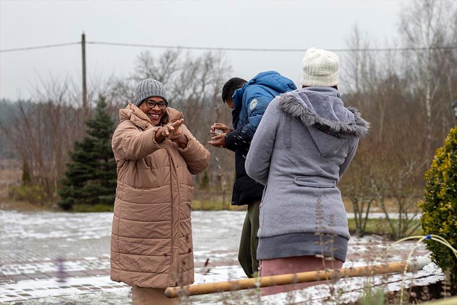 смеющиеся люди