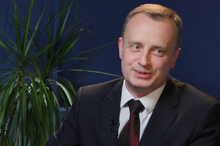 мужчина в костюме