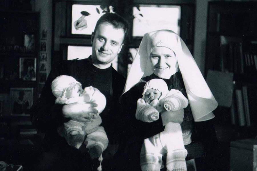 мама и папа с младенцами на руках