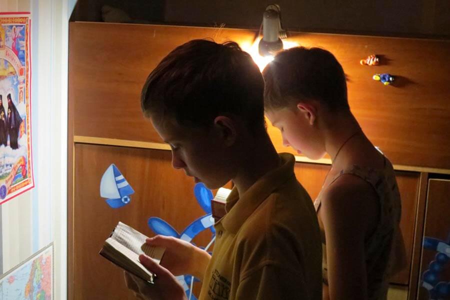 мальчики молятся