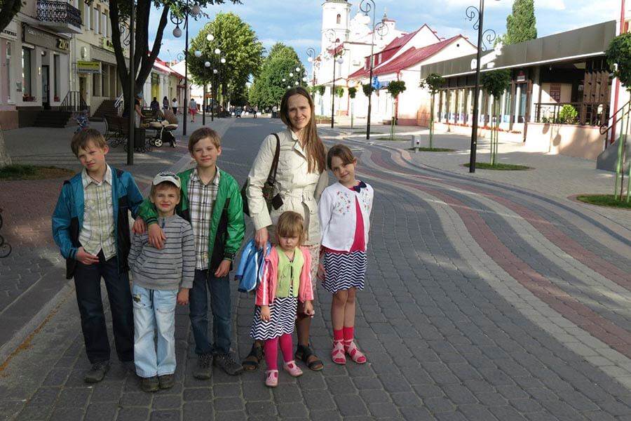 мама ведет детей 