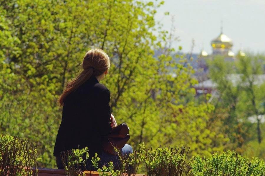 девушка в размышлениях