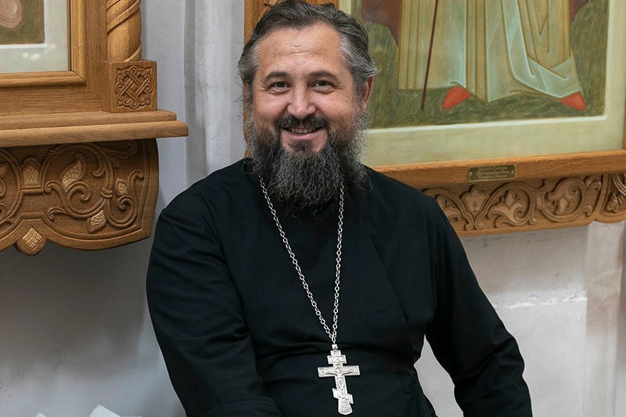 улыбающийся священник