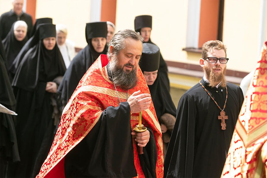 крестный ход в монастыре