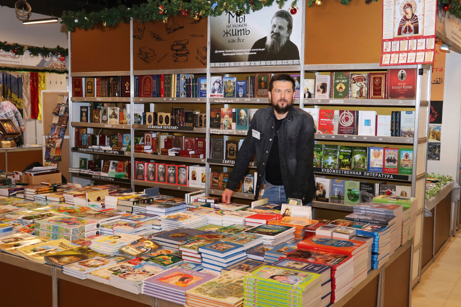 брат за книжным прилавком