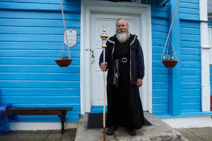 брат сергий с посохом