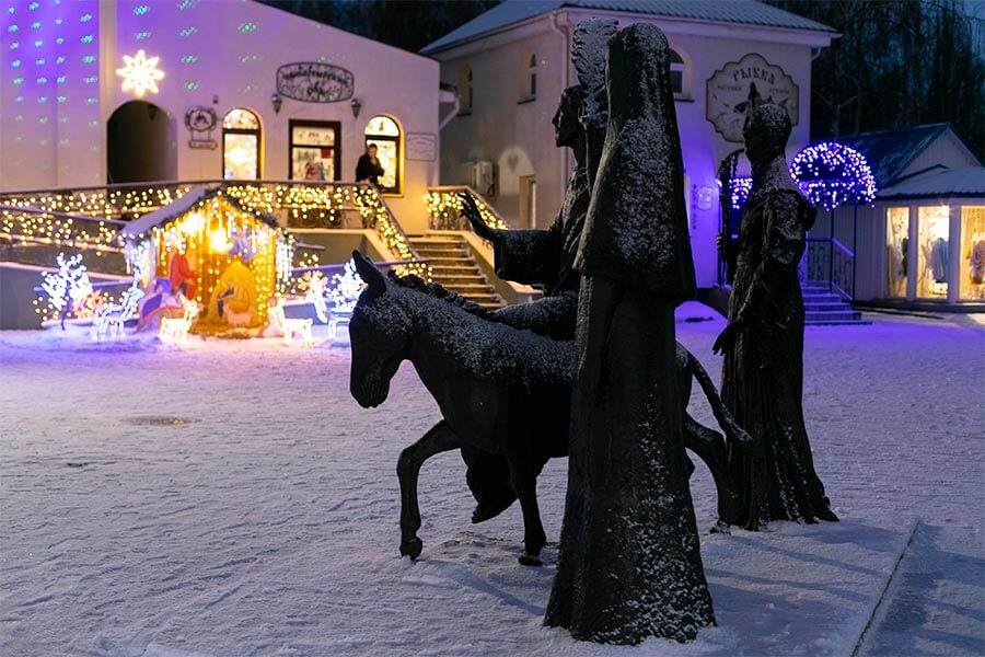 скульптурная композиция Господа и святых