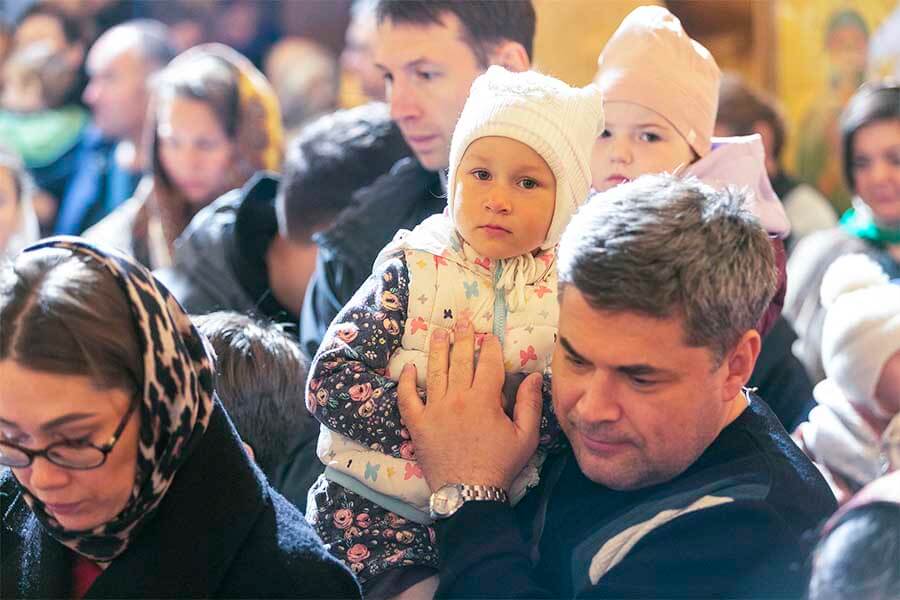 дети на руках у пап