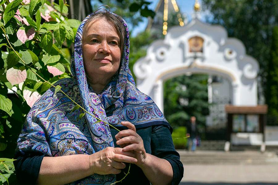 сестра перед входом в монастырь