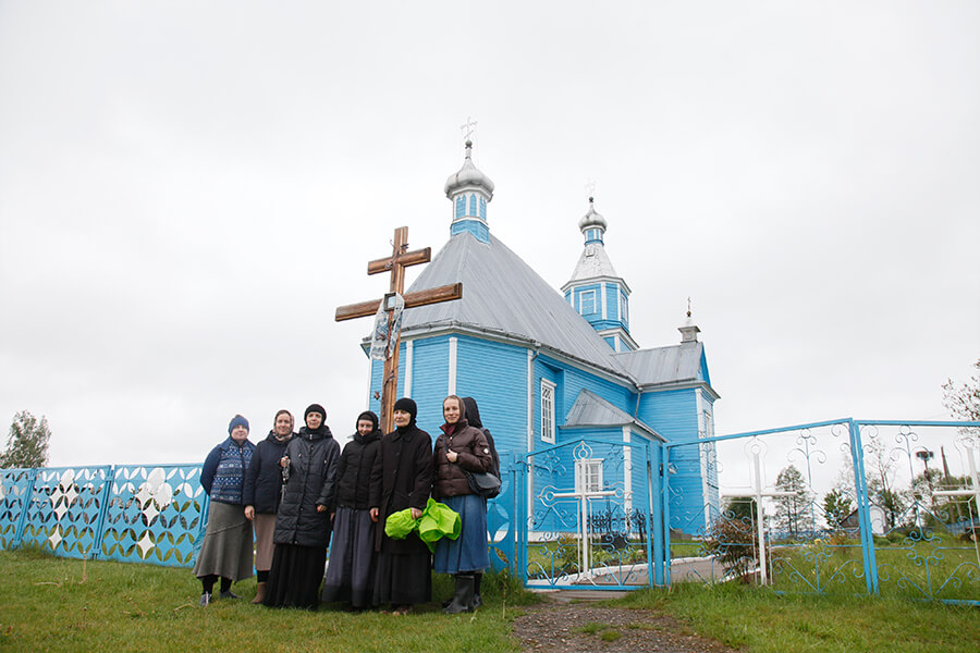церковь голубого цвета