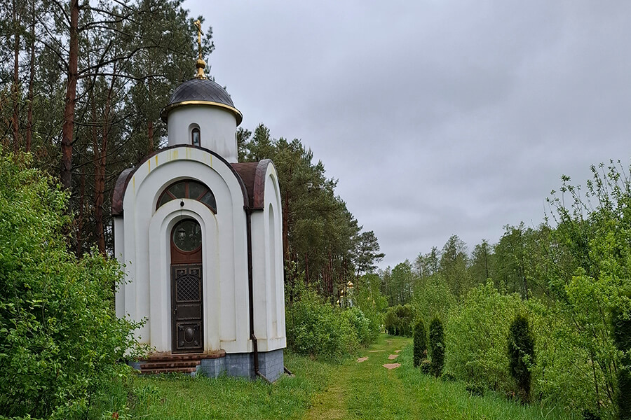 часовня в лесу
