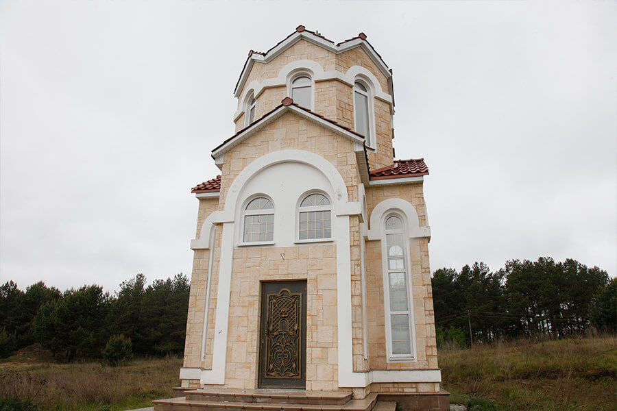 часовня из желтого камня