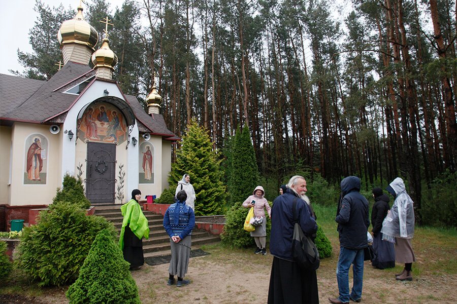 паломники у часовни
