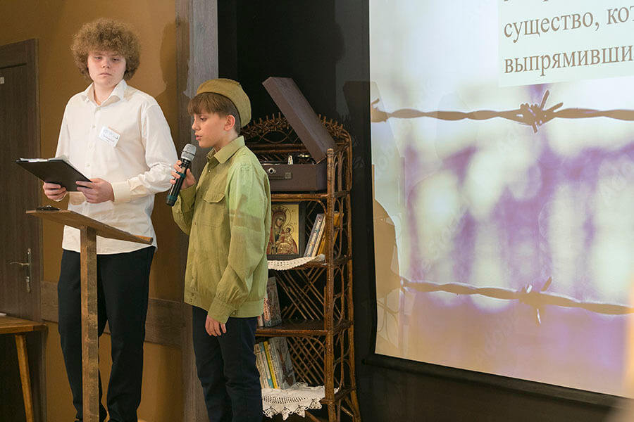 мальчик выступает