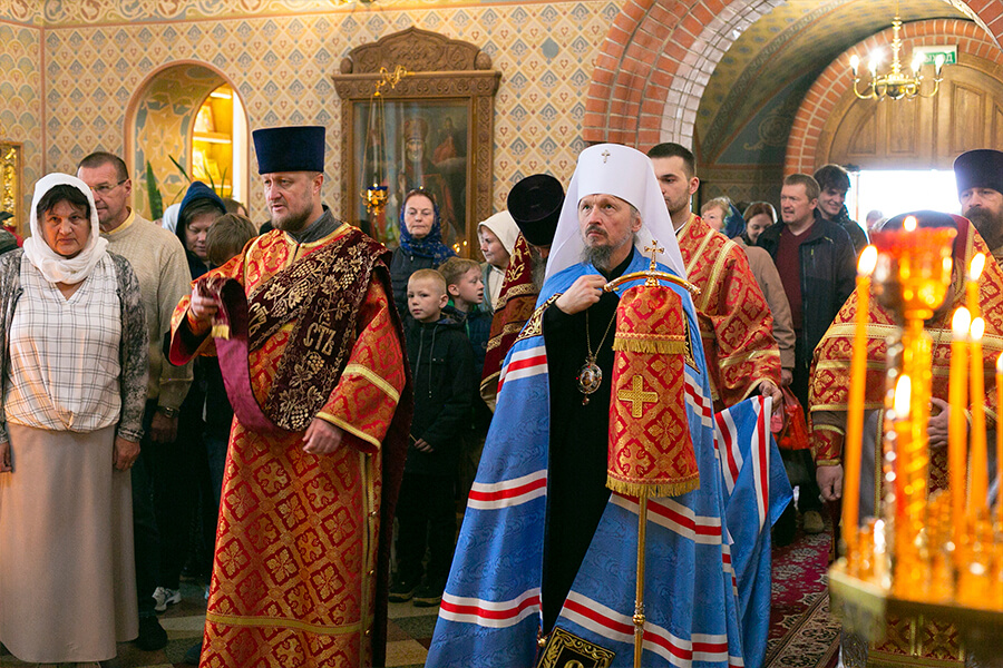 владыка молится