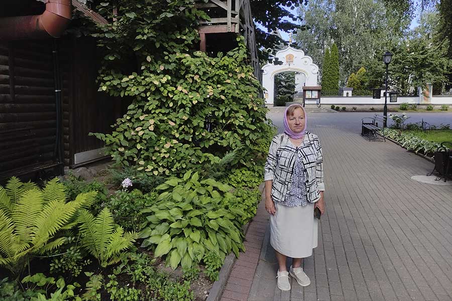 женщина в платочке