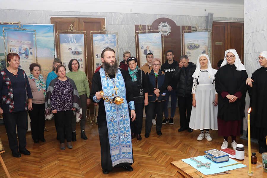 священник кадит