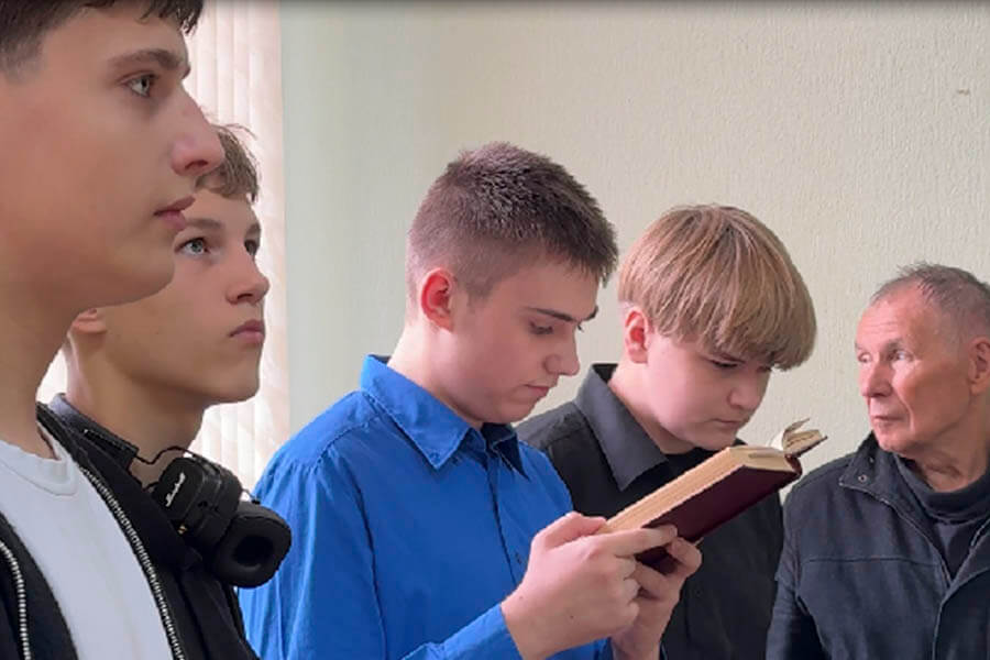 студент читает молитвы