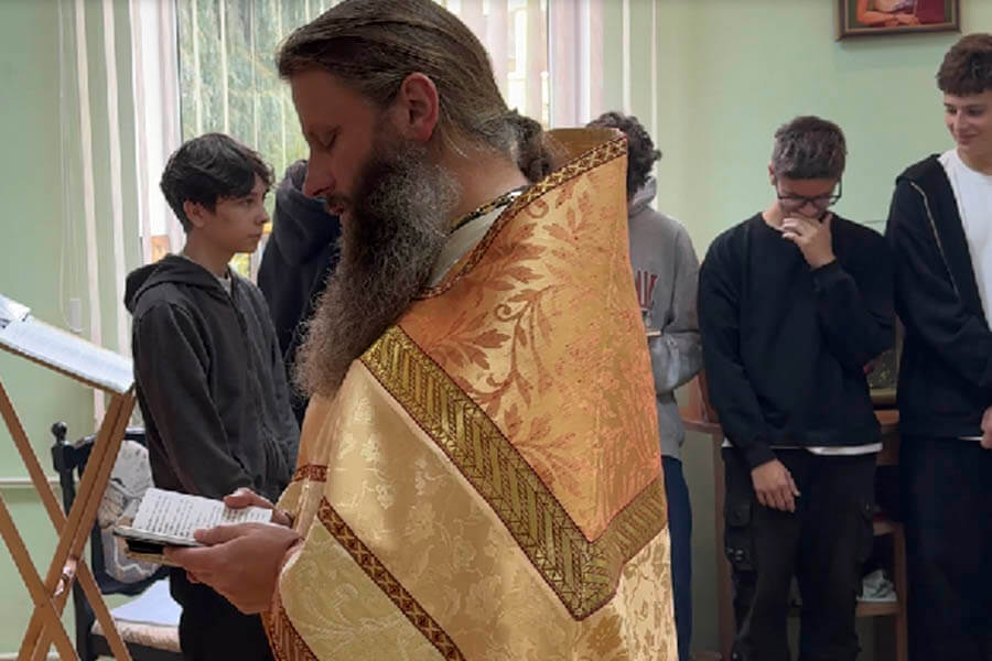 священник молится