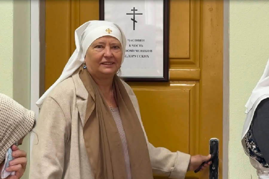 сестра улыбается