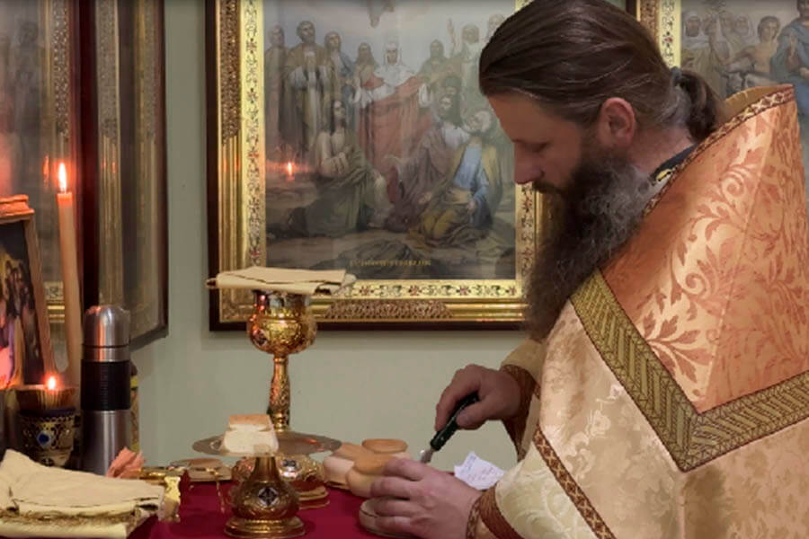 священник служит