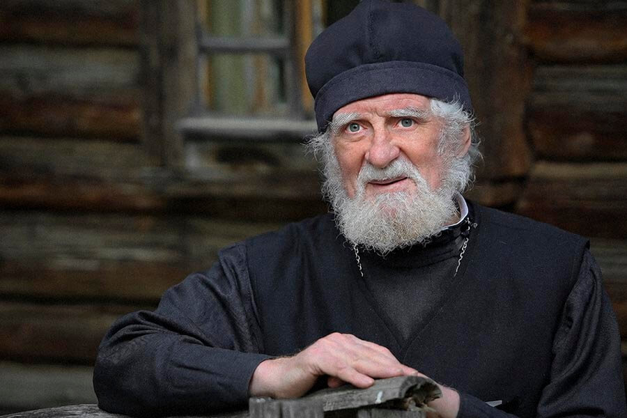 старенький священник