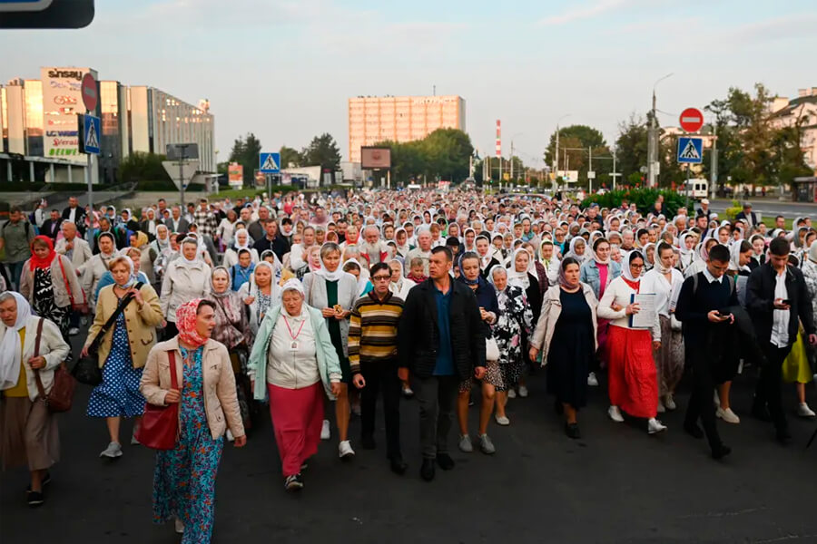 люди на крестном ходу