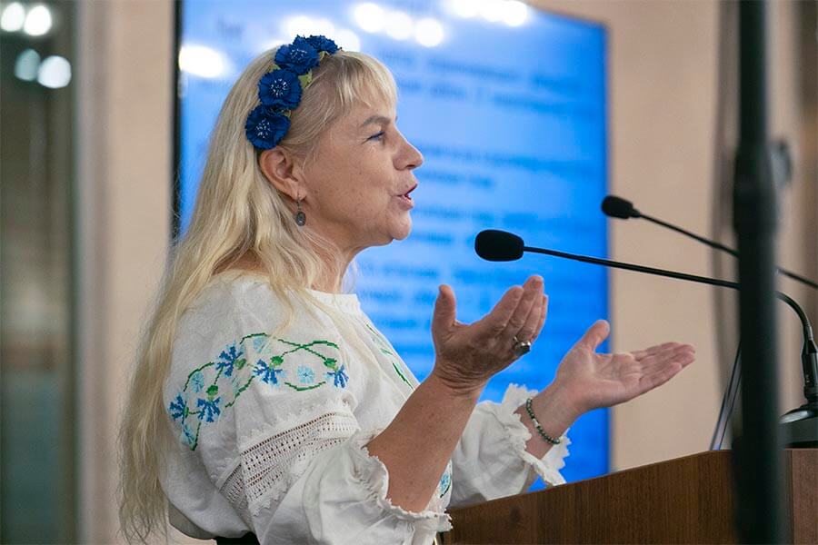 ведущая в национальном костюме